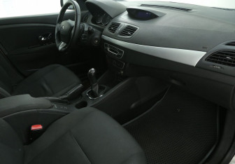 Подержанный автомобиль Renault Fluence 2013 года (9 фото)
