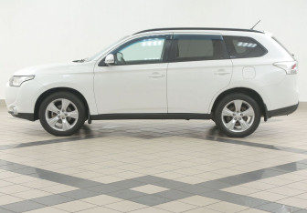 Подержанный автомобиль Mitsubishi Outlander 2012 года (7 фото)