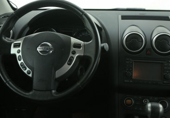 Подержанный автомобиль Nissan Qashqai 2013 года (14 фото)