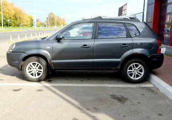 Подержанный автомобиль Hyundai Tucson 2008 года (8 фото)