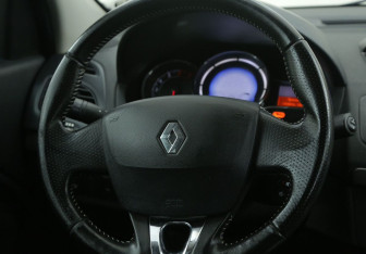Подержанный автомобиль Renault Fluence 2015 года (16 фото)
