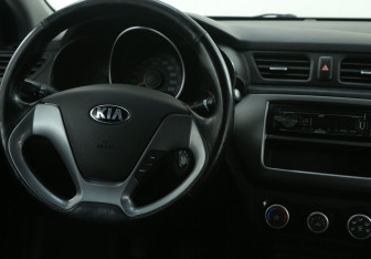 Подержанный автомобиль Kia Rio Sedan 2015 года (14 фото)