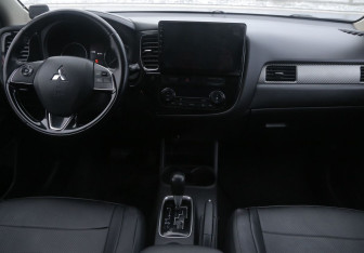 Подержанный автомобиль Mitsubishi Outlander 2016 года (12 фото)