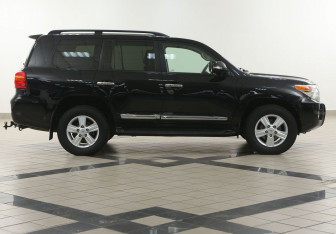 Подержанный автомобиль Toyota Land Cruiser Suv 2013 года (5 фото)