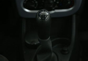 Подержанный автомобиль Renault Logan Sedan 2013 года (15 фото)