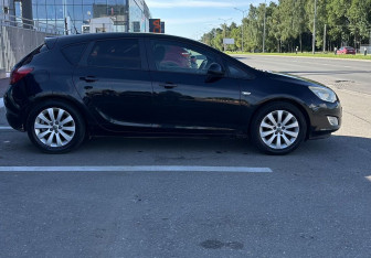 Подержанный автомобиль Opel Astra Hatchback 2011 года (3 фото)