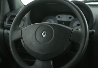Подержанный автомобиль Renault Symbol 2006 года (16 фото)