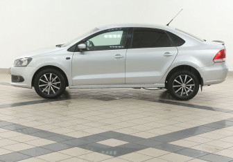Подержанный автомобиль Volkswagen Polo Sedan 2012 года (7 фото)