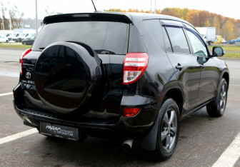 Подержанный автомобиль Toyota RAV4 2011 года (6 фото)