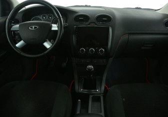 Подержанный автомобиль Ford Focus Sedan 2006 года (12 фото)