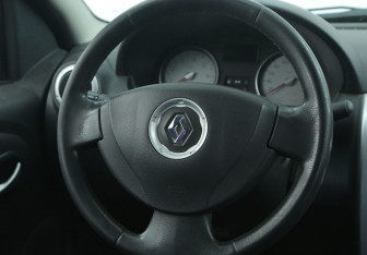 Подержанный автомобиль Renault Logan Sedan 2013 года (16 фото)