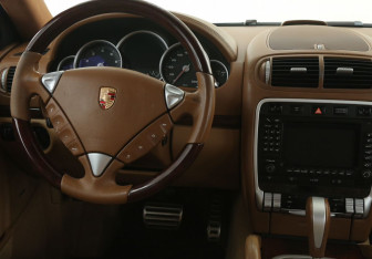 Подержанный автомобиль Porsche Cayenne 2004 года (14 фото)