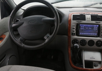 Подержанный автомобиль Kia Carnival 2005 года (15 фото)