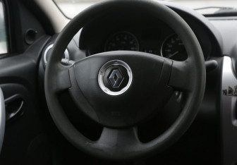 Подержанный автомобиль Renault Logan Sedan 2013 года (16 фото)