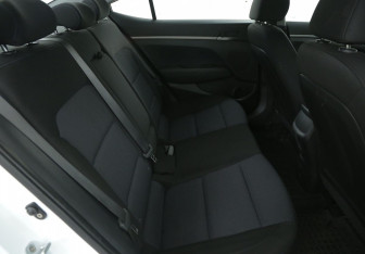 Подержанный автомобиль Hyundai Elantra Sedan 2016 года (11 фото)