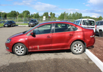 Подержанный автомобиль Volkswagen Polo Sedan 2012 года (4 фото)