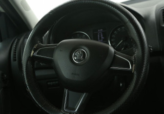 Подержанный автомобиль Skoda Fabia Hatchback 2014 года (16 фото)