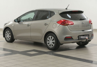 Подержанный автомобиль Kia Ceed Hatchback 2012 года (2 фото)