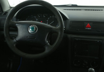 Подержанный автомобиль Skoda Octavia Liftback 2007 года (14 фото)