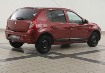 Подержанный автомобиль Renault Sandero 2010 года (4 фото)