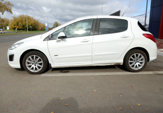 Подержанный автомобиль Peugeot 308 Hatchback 2011 года (8 фото)