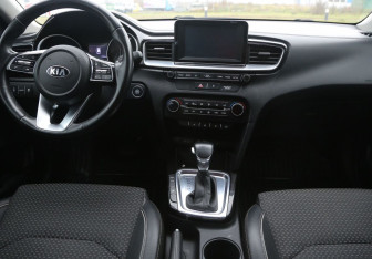 Подержанный автомобиль Kia Ceed Wagon 2019 года (23 фото)