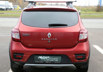 Подержанный автомобиль Renault Sandero 2017 года (5 фото)