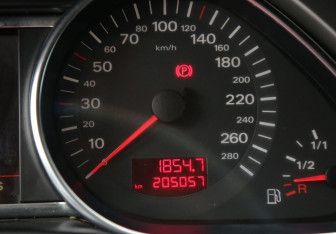 Подержанный автомобиль Audi Q7 2005 года (21 фото)