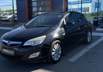 Подержанный автомобиль Opel Astra Hatchback 2011 года (8 фото)