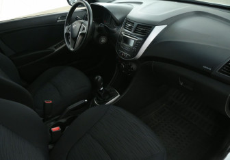 Подержанный автомобиль Hyundai Solaris Hatchback 2015 года (9 фото)