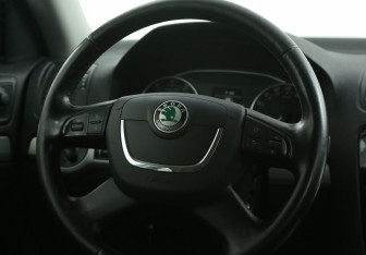Подержанный автомобиль Skoda Octavia Liftback 2010 года (15 фото)