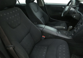 Подержанный автомобиль Volvo S60 2002 года (10 фото)