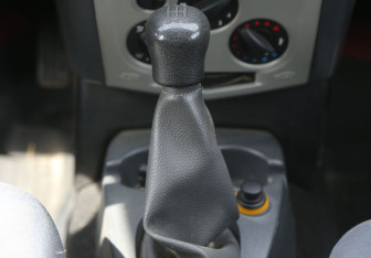 Подержанный автомобиль Renault Logan Sedan 2006 года (13 фото)