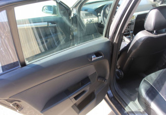 Подержанный автомобиль Opel Astra Wagon 2007 года (11 фото)