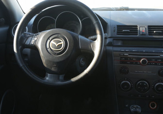 Подержанный автомобиль Mazda 3 Hatchback 2006 года (14 фото)