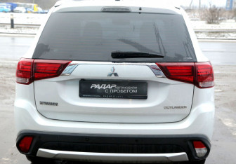 Подержанный автомобиль Mitsubishi Outlander 2016 года (5 фото)