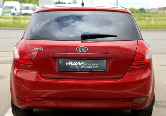Подержанный автомобиль Kia Ceed Hatchback 2010 года (5 фото)