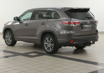 Подержанный автомобиль Toyota Highlander 2014 года (2 фото)