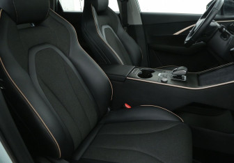 Подержанный автомобиль Omoda C5 2023 года (10 фото)