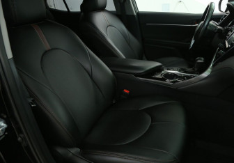 Подержанный автомобиль Toyota Camry Sedan 2019 года (10 фото)