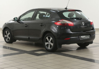 Подержанный автомобиль Renault Megane Hatchback 2010 года (2 фото)