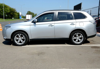 Подержанный автомобиль Mitsubishi Outlander 2013 года (8 фото)