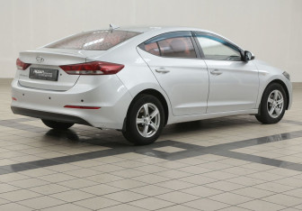 Подержанный автомобиль Hyundai Elantra Sedan 2017 года (4 фото)