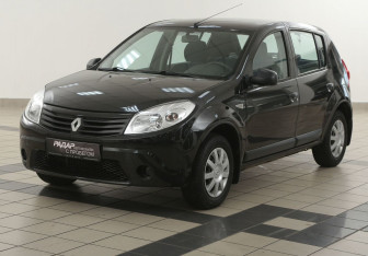 Подержанный автомобиль Renault Sandero 2011 года (8 фото)