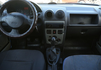 Подержанный автомобиль Renault Logan Sedan 2005 года (10 фото)
