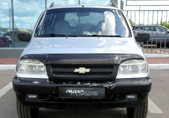 Подержанный автомобиль Chevrolet Niva 2004 года (2 фото)