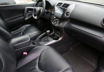 Подержанный автомобиль Toyota RAV4 2011 года (9 фото)