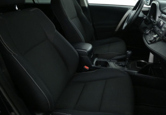 Подержанный автомобиль Toyota RAV4 2018 года (10 фото)