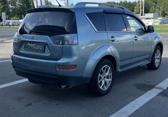 Подержанный автомобиль Mitsubishi Outlander 2008 года (4 фото)