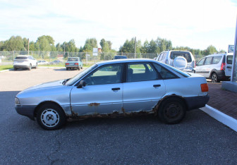Подержанный автомобиль Audi 80 Sedan 1990 года (4 фото)